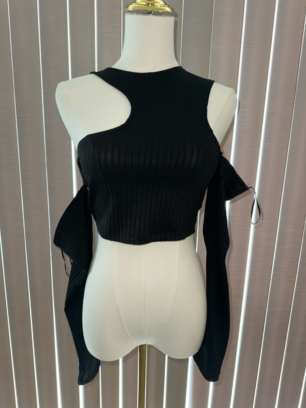 Cutout Ribbed Long-Sleeve Crop Top - Black